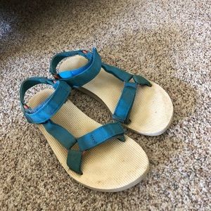 Classic Teva Size 8 in womens or size 6 in men